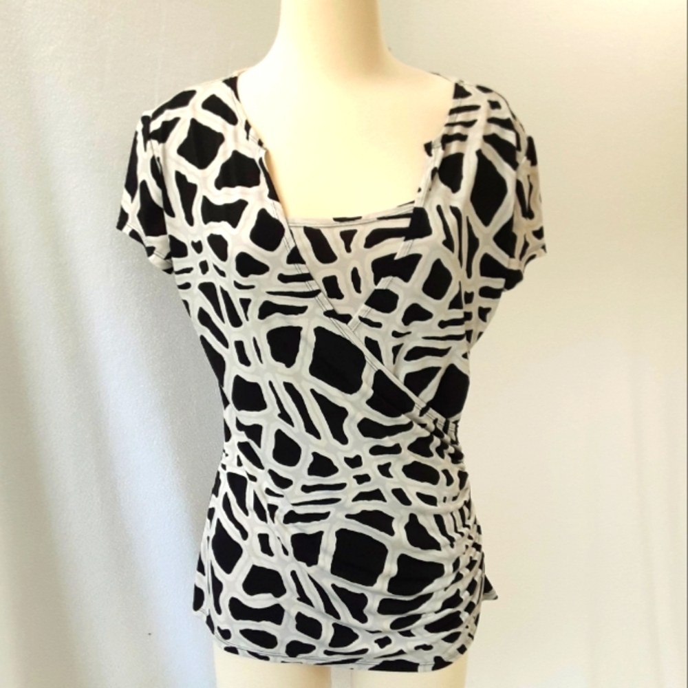 Worthington stretch geometric print short sleeve top NWOT women's M